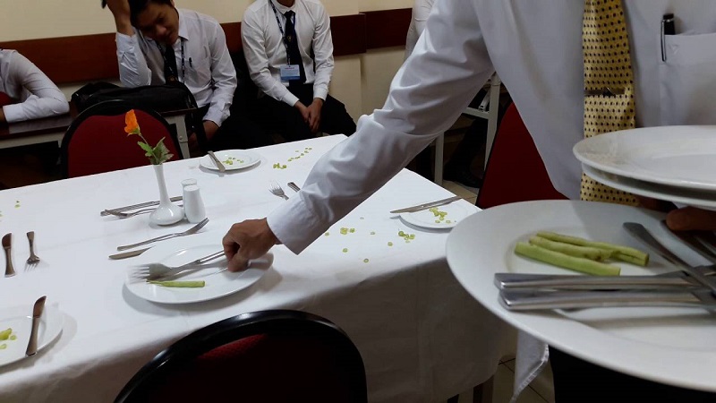 Dọn dẹp bàn ăn sau khi khách đã dùng xong bữa