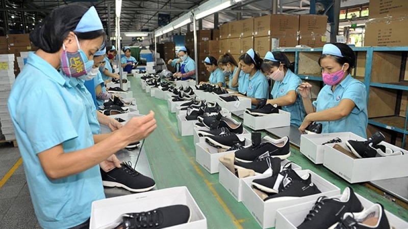 Công nhân sản xuất hàng giày dép
