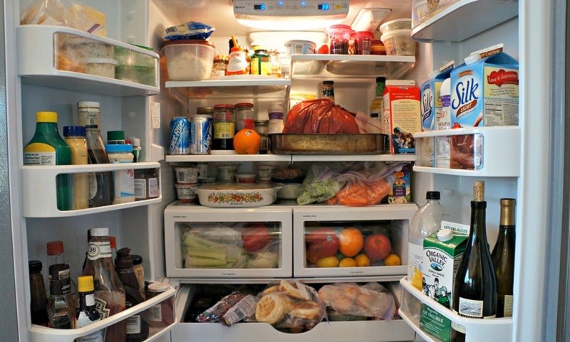 Lấy hết đồ phía trong tủ lạnh ra ngoài