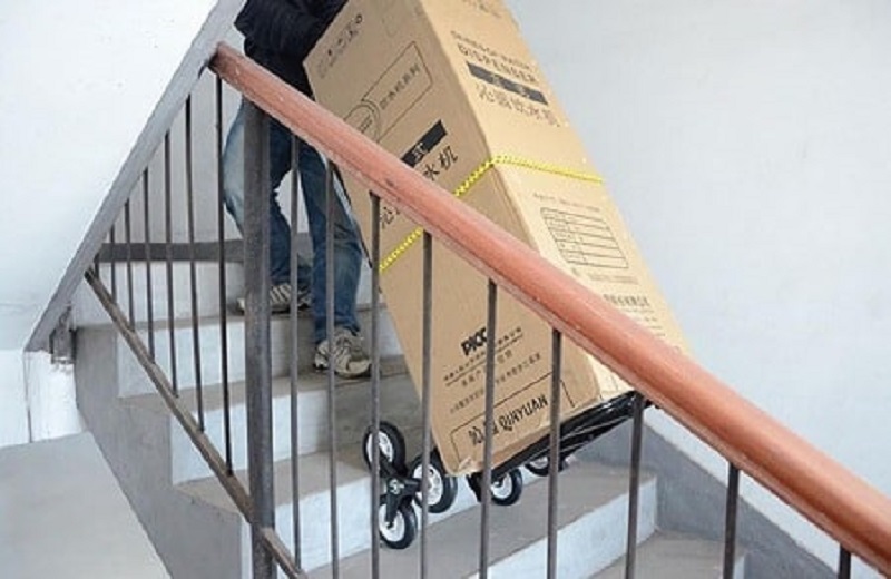 Mẹo di chuyển đồ đạc lên cầu thang