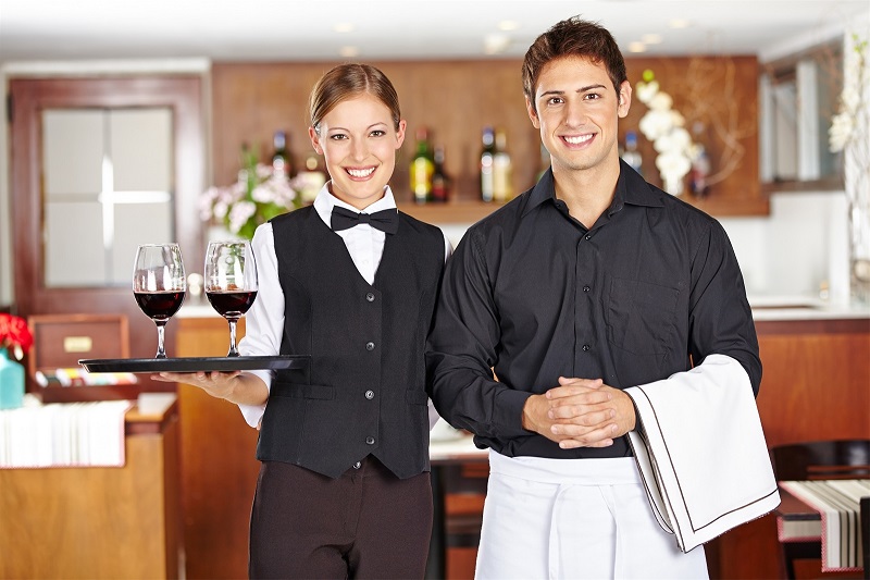 Làm nhân viên phục vụ nhà hàng để kiếm thêm thu nhập