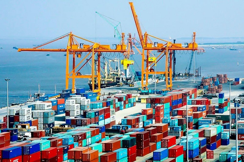 Xếp dỡ container hàng hóa tại cảng