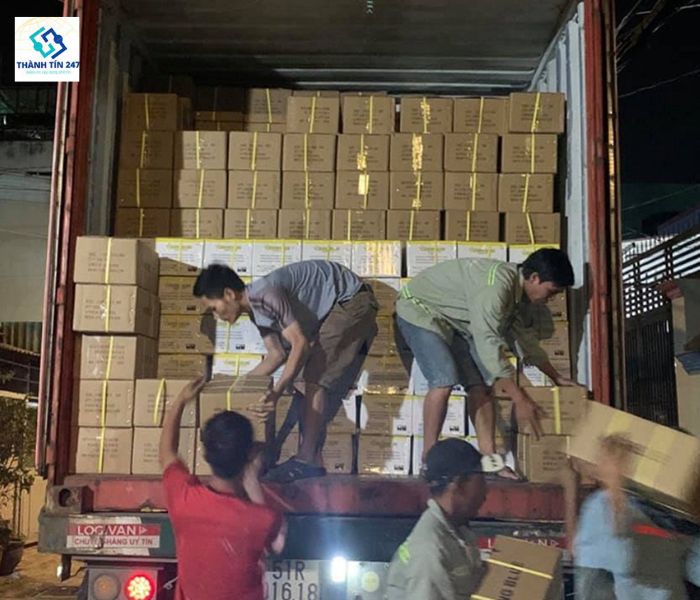 Đội ngũ nhân viên bốc xếp Kiến Vàng 247 luôn chăm chỉ, chuyên nghiệp, tận tâm