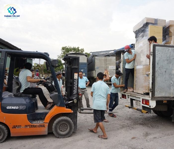 Dịch vụ bốc xếp Kiến Vàng 247 có đa dạng các thiết bị hiện đại xe nâng xe cẩu, xe nâng nhằm phục vụ tốt nhất nhu cầu khách hàng
