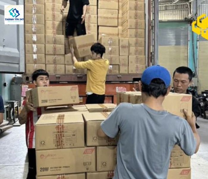 Hình ảnh nhân viên Kiến Vàng 247 đang bốc xếp hàng hoá